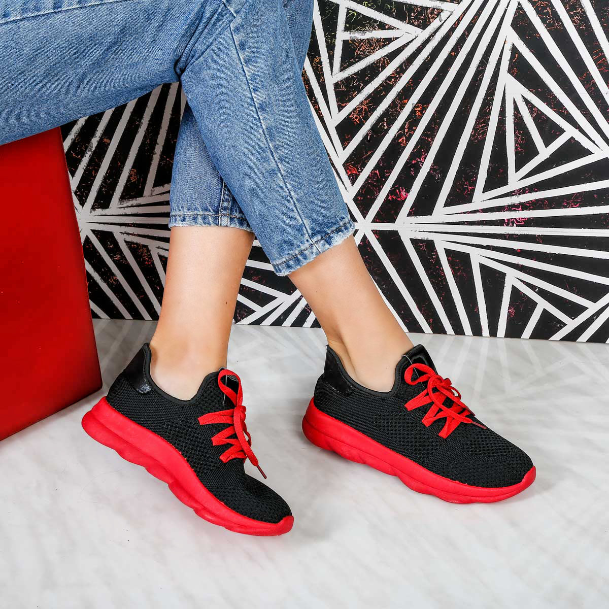 Дамски маратонки Yvone - Black/Red
